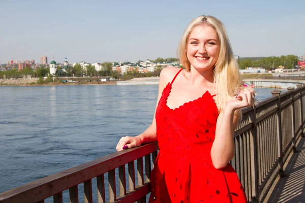 Rubia en un vestido corto de verano en la orilla del río Angara en Irkutsk —  Fotos de Stock