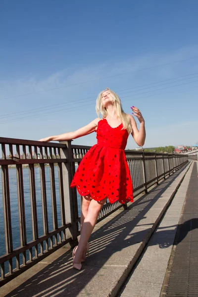 Blonde in een korte zomerjurk aan de oever van de rivier van de Angara in Irkoetsk — Stockfoto