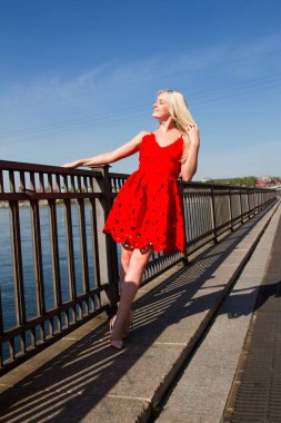 Irkutsk Angara Nehri kıyısında bir kısa yaz elbiseli sarışın