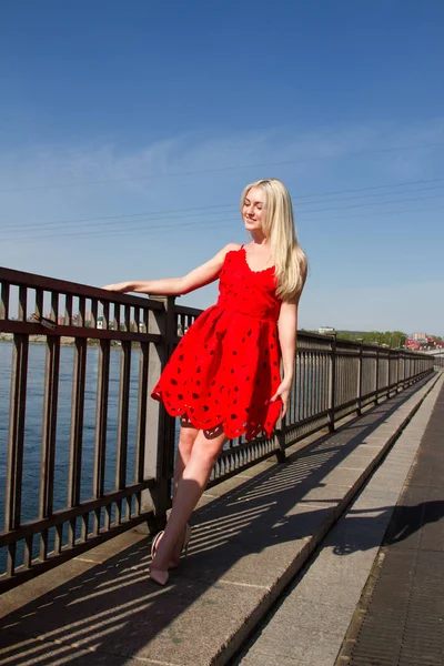 Блондинка в коротком летнем платье на берегу реки Ангары в Иркутске — стоковое фото