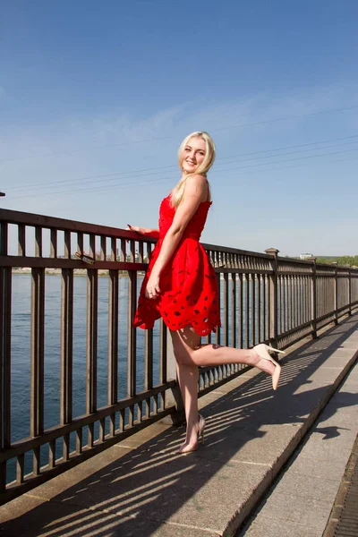 Blondin i en kort sommarklänning på banken av floden Angara i Irkutsk — Stockfoto
