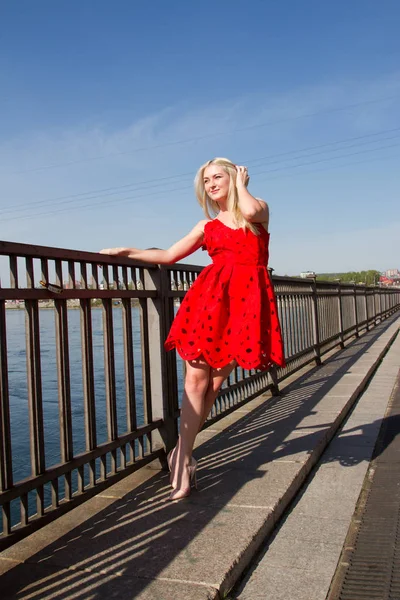 Blonde in a short summer dress on the bank of the Angara River in Irkutsk — Stock Photo, Image