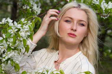 çiçek açan bir bahçe zemin karşı kısa çırpınan elbiseli genç kız