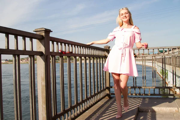 Jeune fille en robe courte sur le quai de la rivière — Photo