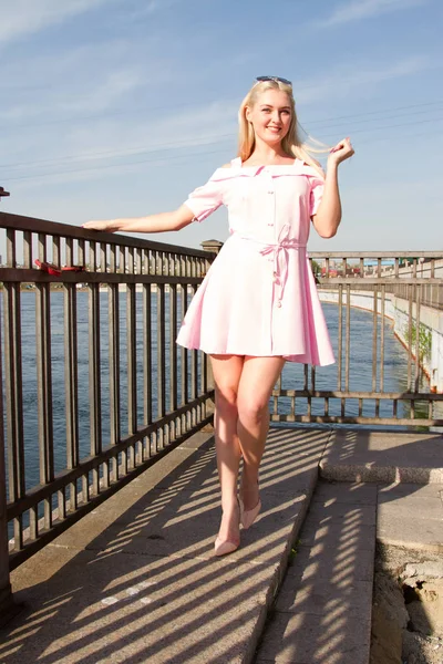 Jeune fille en robe courte sur le quai de la rivière — Photo