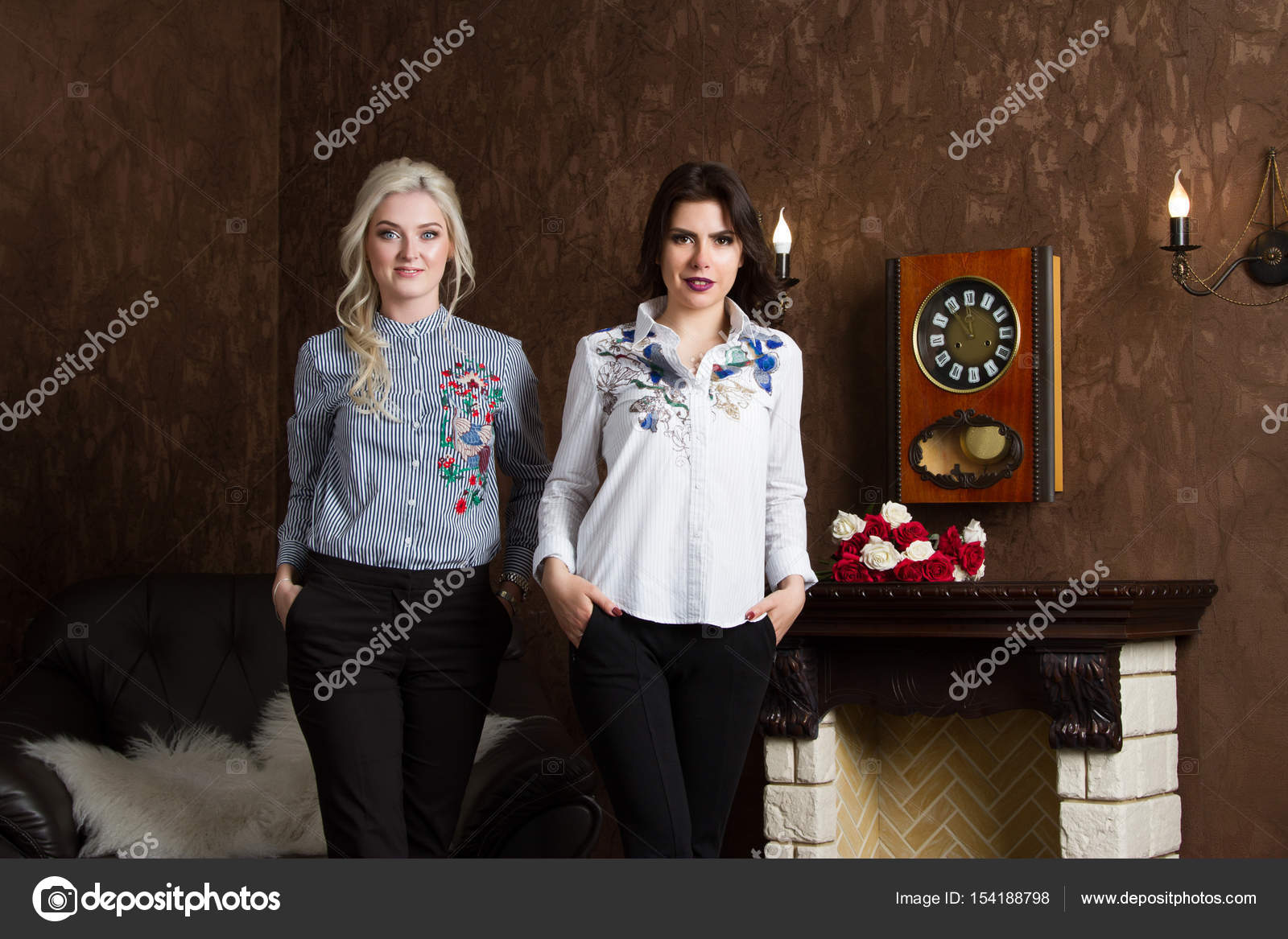 devushka-bryunetka-u-kamina-nog-zrelih