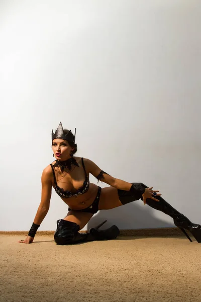 Striptérka v kostýmu fázi zkouší tanec — Stock fotografie