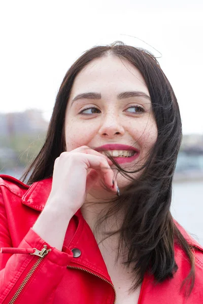 Coliflor chica en una chaqueta roja — Foto de Stock