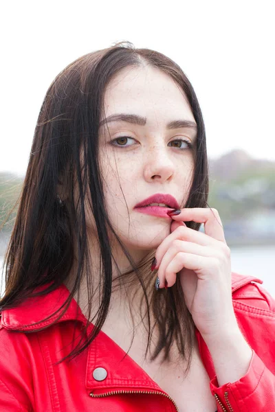 Coliflor chica en una chaqueta roja —  Fotos de Stock