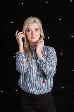 sarışın siyah bir arka plan. Stüdyo portre.