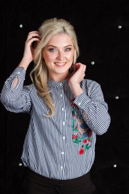 sarışın siyah bir arka plan. Stüdyo portre.