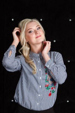 sarışın siyah bir arka plan. Stüdyo portre.