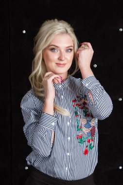 sarışın siyah bir arka plan. Stüdyo portre.