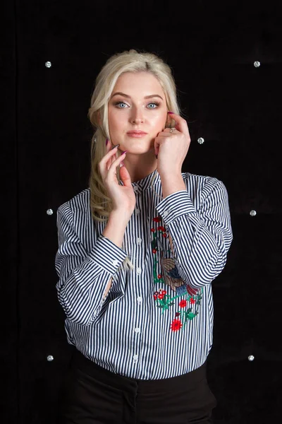 Blonde on a black background. Studio portrait. — Stock Photo, Image