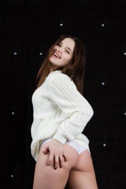 Duygusal genç kız kıçını gösterir