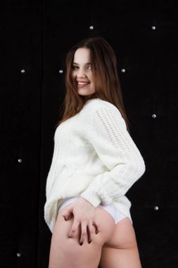 Duygusal genç kız kıçını gösterir