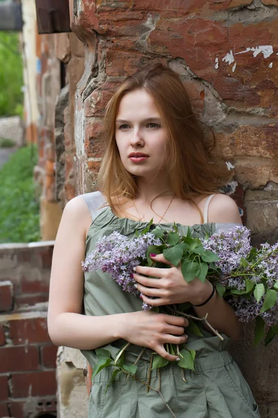 Meisje met een boeket van seringen — Stockfoto