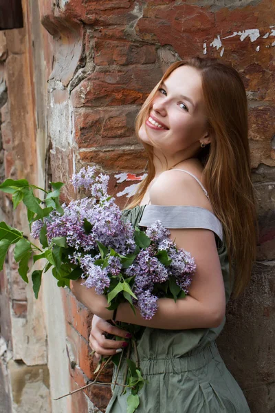 Fille avec un bouquet de lilas — Photo