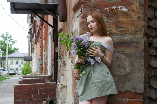 Chica con un ramo de lilas —  Fotos de Stock