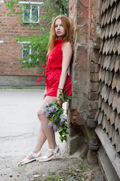 Chica con un ramo de lilas —  Fotos de Stock