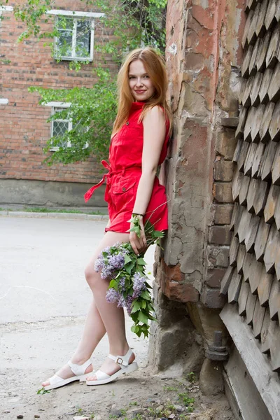 Chica con un ramo de lilas — Foto de Stock