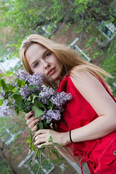 Mädchen mit einem Strauß Flieder — Stockfoto