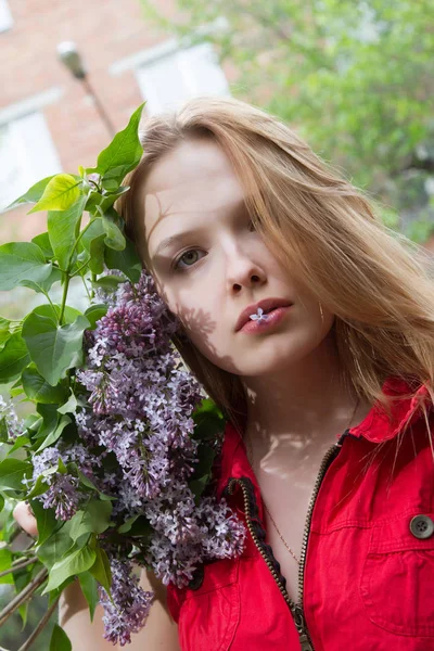 Ragazza con un mazzo di lilla — Foto Stock