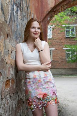 genç kız eski bir evin kapısında duruyor