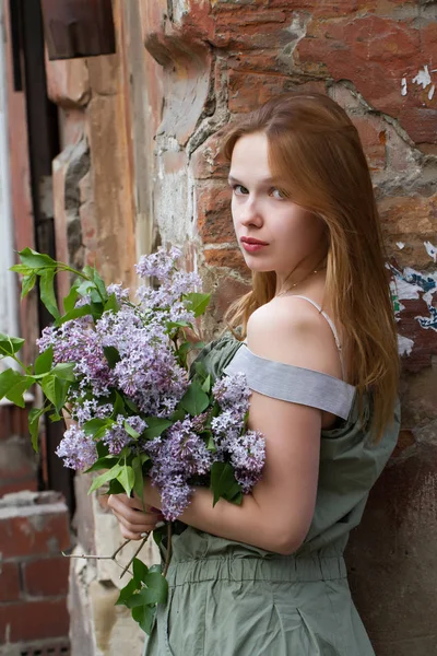 Fille avec un bouquet de lilas — Photo