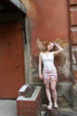 Eski tuğla ev girişinde genç kız