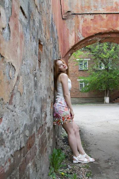 Chica con el pelo rojo en un vestido ligero —  Fotos de Stock