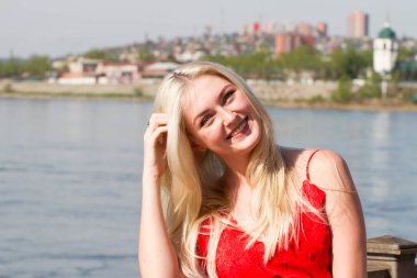 sarışın nehir çıkabilir çit tarafından duruyor