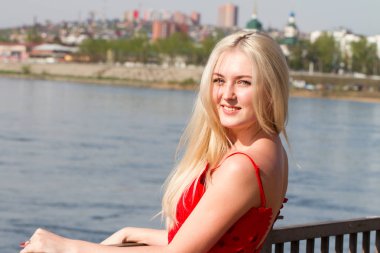 sarışın nehir çıkabilir çit tarafından duruyor