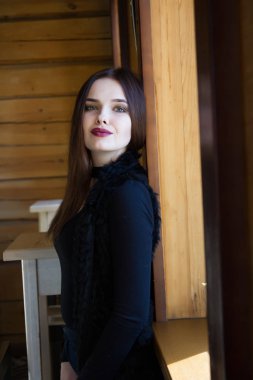 Kız pencerenin kenarında duruyor