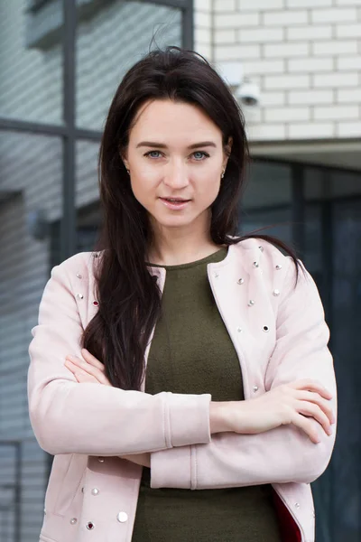 Business woman on the background of an office building — Stock Photo, Image