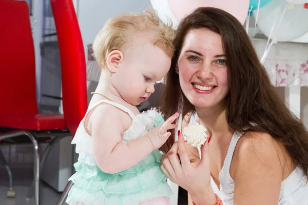 Emocional madre con una hija pequeña — Foto de Stock