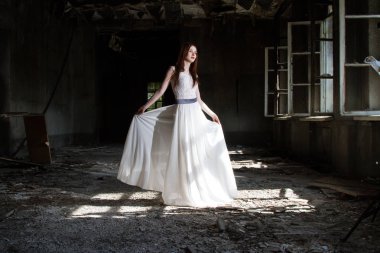 Beyaz bir elbise içinde gelin yanmış bir evin salonunda dans ediyor