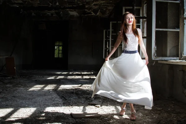 Braut in weißem Kleid tanzt im Saal eines abgebrannten Hauses — Stockfoto