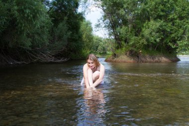 Sexy Genç kız çıplak meme ile bir nehirde banyoları