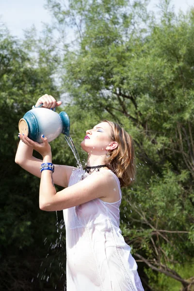 Girl with a pitcher escapes from the heat — Stock Photo, Image