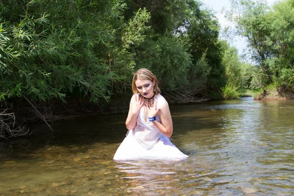 Сексуальная девушка в белом платье купается в реке — стоковое фото