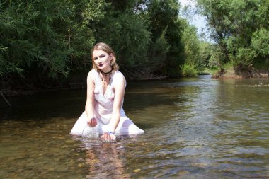 Beyaz elbiseli genç kız nehirde ısı kaçar