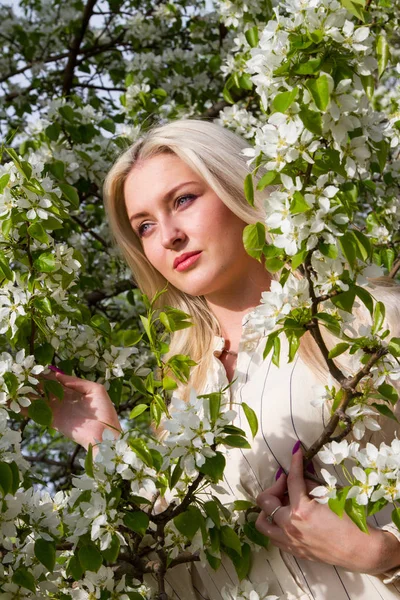 Blonde dans le jardin parmi les arbres à fleurs — Photo