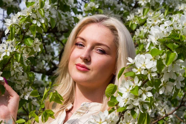 Blonde dans le jardin parmi les arbres à fleurs — Photo