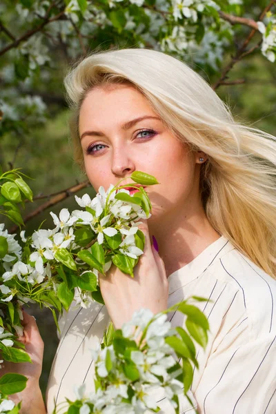 Blonde dans le jardin parmi les arbres à fleurs — Photo