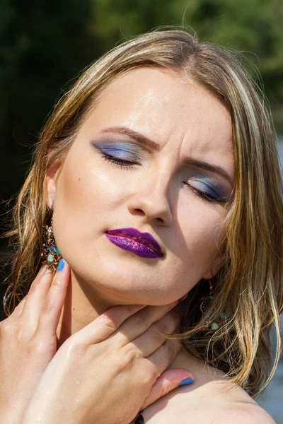 Porträt eines Mädchens mit hellem Make-up vor saftigen Sommergrünen — Stockfoto
