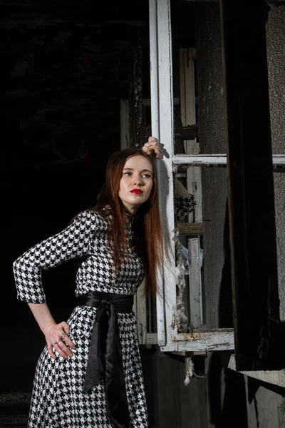 kız tarafından terk edilmiş bir evde penceresinde duruyor