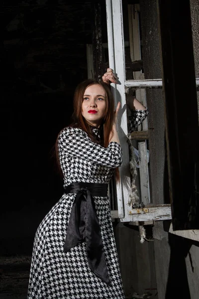 kız tarafından terk edilmiş bir evde penceresinde duruyor