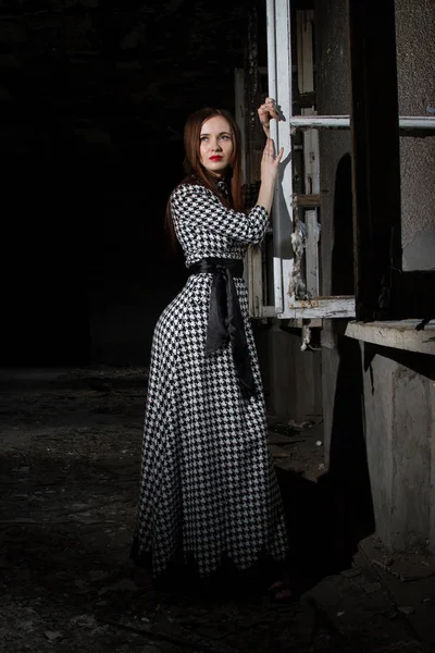 kız tarafından terk edilmiş bir evde penceresinde duruyor