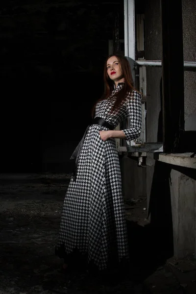 kız tarafından terk edilmiş bir evde penceresinde duruyor